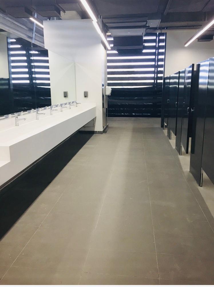 Instalacion de baños comerciales estadio